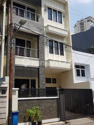 Rumah Semi Furnished Hdp Utara Jln Lebar di Mangga Dua. 15837