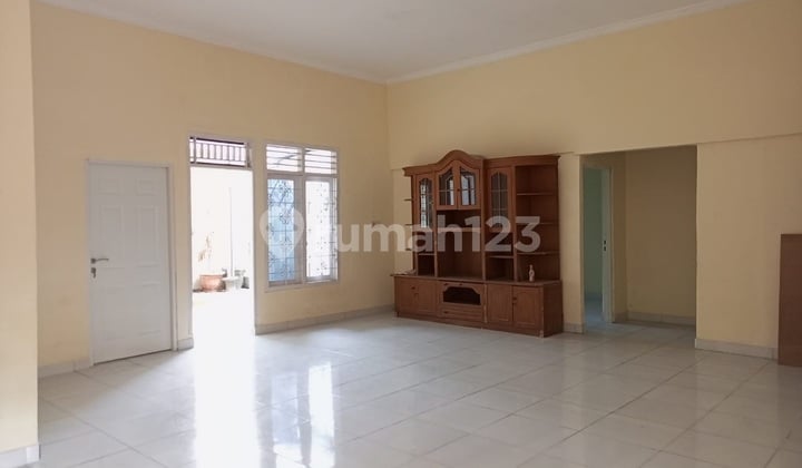 Rumah Bagus Siap Huni Hadap Utara, Mudah Diakses di Meruya. 15943