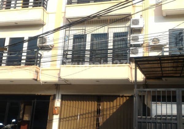 Ruko 3lt, bagus, siap pakai jln lebar di Green Ville. 13214