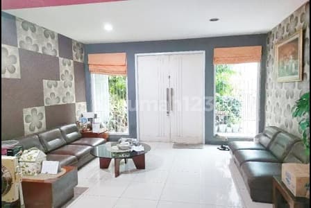 Rumah Kontemporer 2 Lt Ada R.kantor, Studio di Taman Aries. 16116