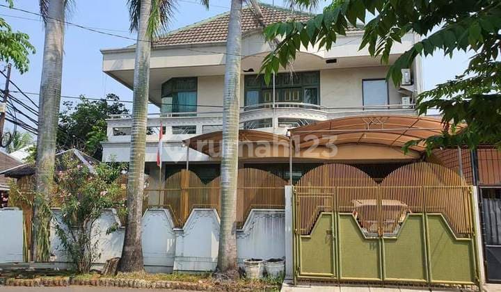 Rumah asri 3 Lantai Bagus Semi Furnished SHM di Taman Kota. 15619