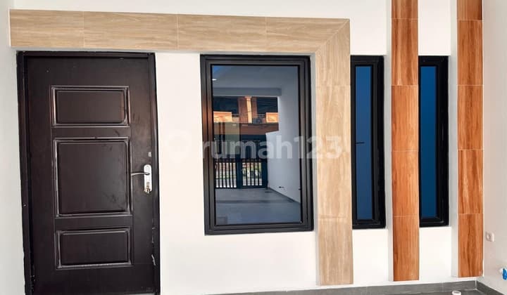 Sell House in Tanjung Duren Barat - Comfortable & Strategic Location