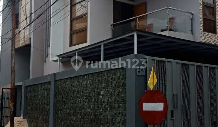 Rumah 2 Lantai Mewah Dekat Pulomas di Tepi Jalan Raya, Hanya 1,5 Km Dari Arion Mall