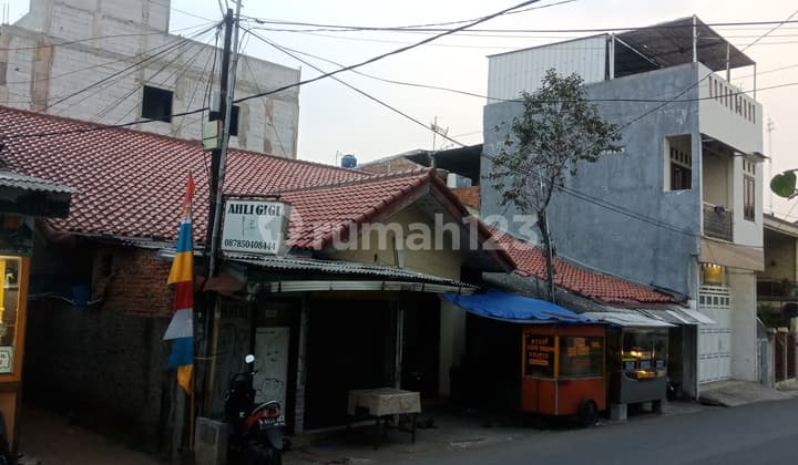 Rumah Cipete Kebayoran Baru di Tepi Jalan Raya, Ramai