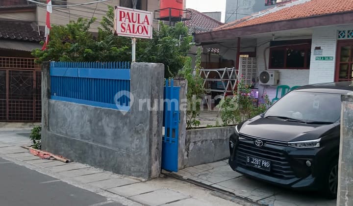 Cheap Kebayoran Baru House by the Roadside