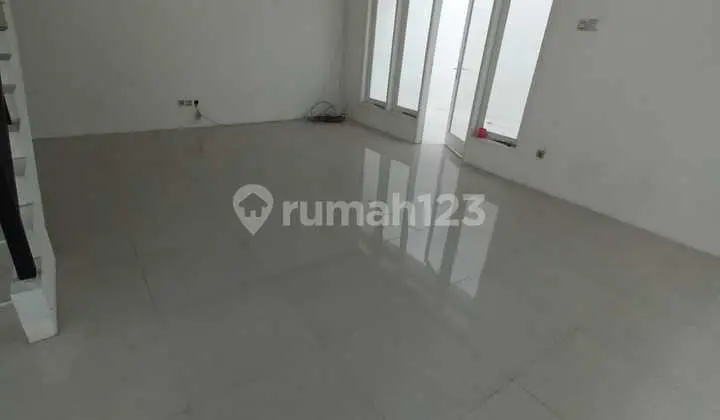 Rumah Bagus Baru Renov di Kompleks Daan Mogot Baru