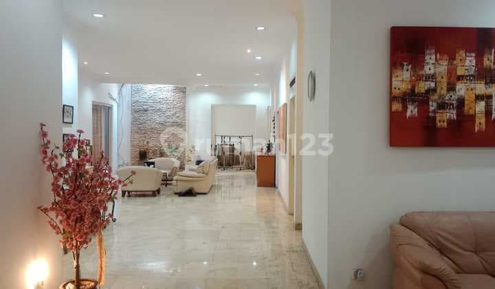 Rumah Sangat Strategis di Kuningan Full Furnish Dijual