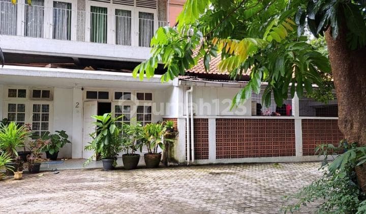 Corner House in Kebayoran Baru, move-in ready for Sale