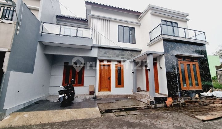 Nice 2-Story House in a Cluster, Strategic Location Near Lor In Hotel and Adisucipto Road, Blulukan, Colomadu
