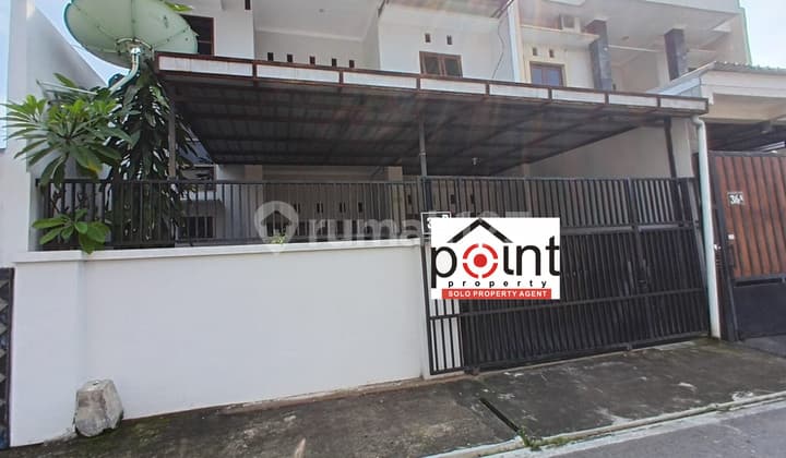 Rumah Bagus 2 Lantai Strategis Lingkungan Nyaman Dekat Manahan