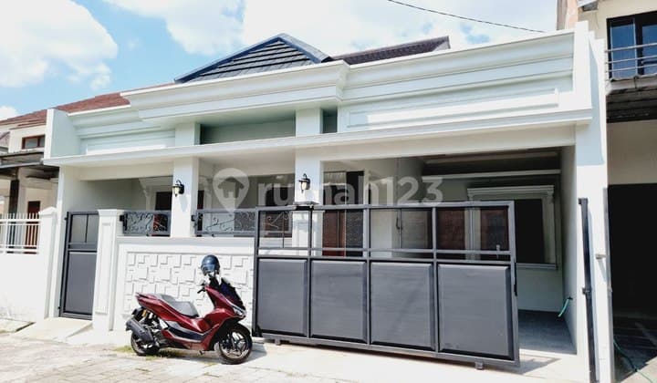Hot List Rumah Cantik 1 Lantai Semi Klasik Modern di Cluster One Gate Gentan