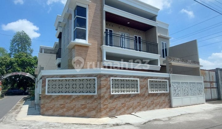 Rumah Cantik Modern 2 Lantai Lokasi Strategis 7 Menit ke Stadion Manahan Solo