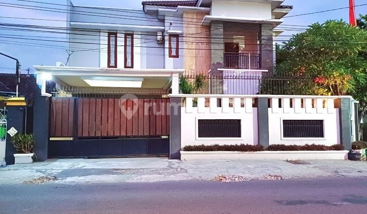 Rumah Mewah Full Furnish Pinggir Jalan Raya Lokasi Strategis dekat Stadion Manahan dan Exit Tol