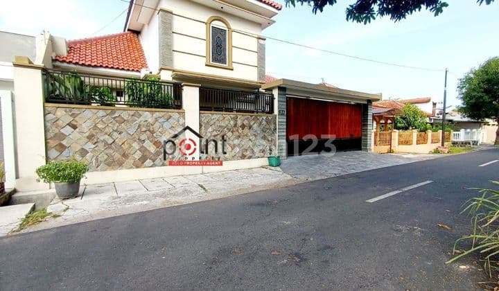 Rumah Mewah Strategis di Jalan Utama Siap Huni Full Furnish