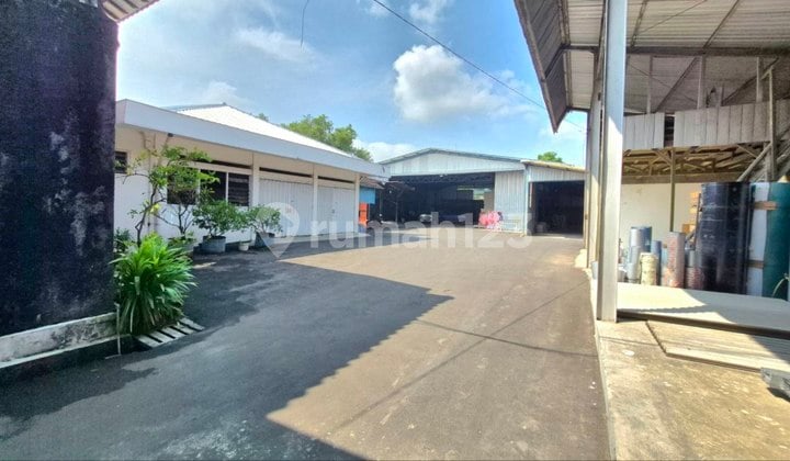 Ruang Usaha Aktif Ada Gudang dan Hunian Rumah Mewah7 Menit ke Manahan Solo