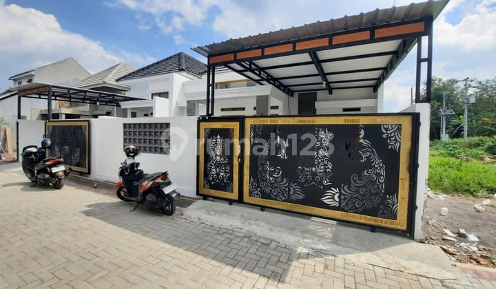 Sisa 1 Unit Rumah Baru Modern Clasic Hanya 4 Menit Ke Luwes Gentan Dekat Solo Kota
