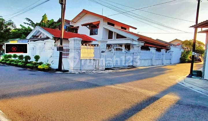 Rumah Bagus Hook Luas 296 M Dekat Jalan Utama Adisucipto Baturan Colomadu