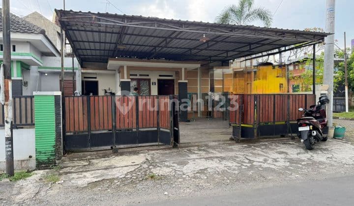 Rumah Cakep Strategis di Jalan Utama Cocok untuk Hunian dan Tempat Usaha
