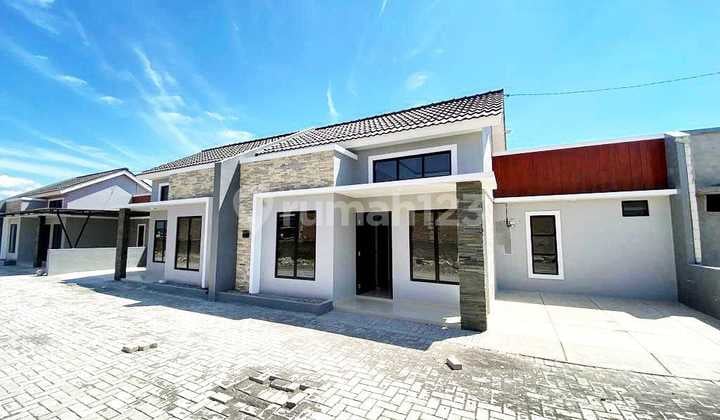 New House Ready Cheapest in Colomadu by Main Road