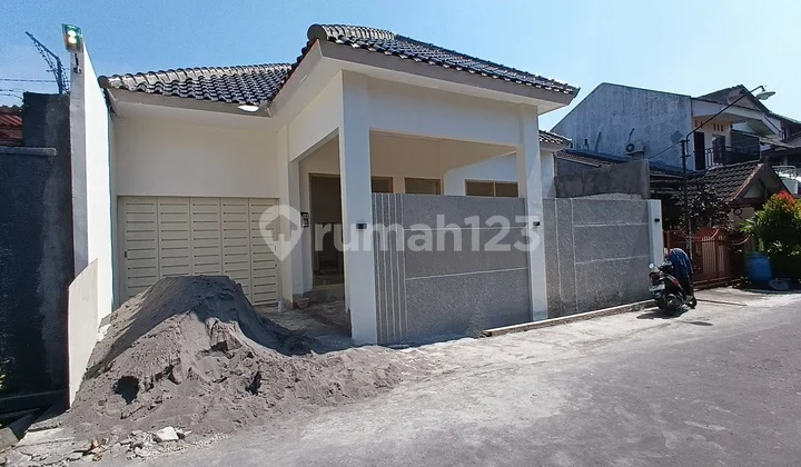 One-Story Luxury House, 182m² Land Area, Strategic Location, Premium Environment, Fajar Indah Housing, Solo City.