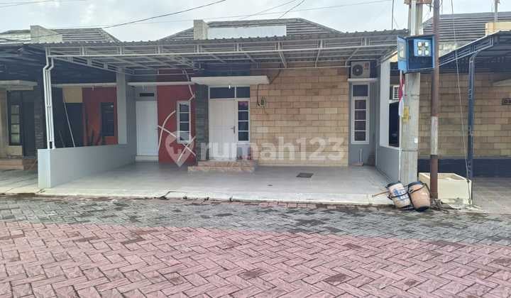 Beautiful Furnished House in Colomadu, Carport Can Fit 3 Cars