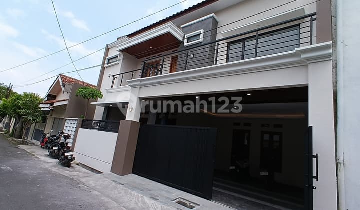 Rumah Baru Mewah 2 Lantai Berkualitas Harga Spesial Solo Kota