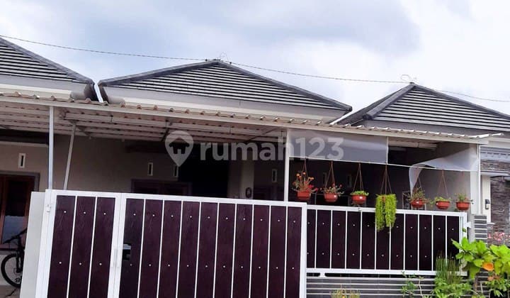Rumah Cantik Semi Furnish Jalan Perum Lebar 10 M Dekat Kampus Ums dan Rs Suharso Ortopedi Solo