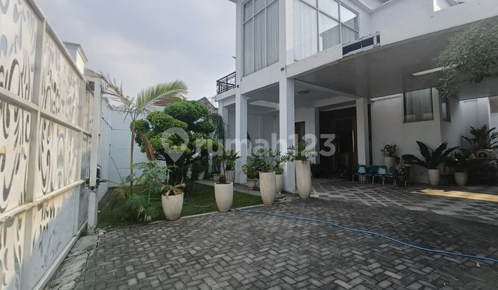 Rumah Mewah Furnish Luas Tanah ± 500 M² Ada Kolam Renang Pribadi Hanya 5 Menit Ke Stadion Manahan Solo Surakarta