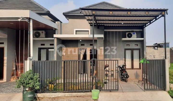 Rumah Bagus Murah Modern Sudah Ada Pagar dan Canopy Dekat Ums