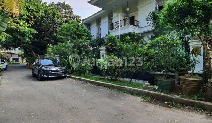 Rumah nyaman depan taman di Kebayoran Baru Jakarta Selatan