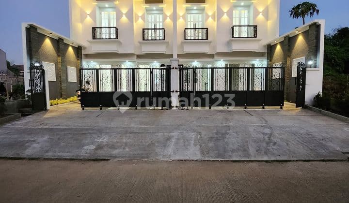 Rumah Mewah Baru Desain klasik di Duren Sawit,Jakarta Timur