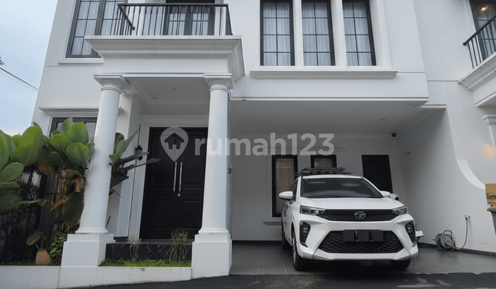 Rumah Classic Modern Dalam Townhouse di Setu Cipayung Jakarta Tim