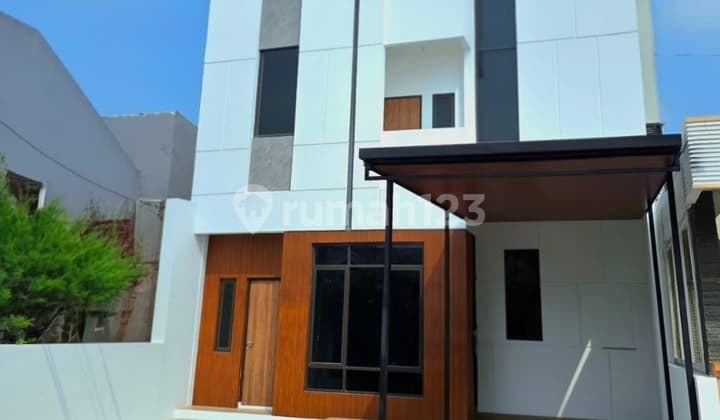 Rumah Baru 3 Lantai, Siap Huni