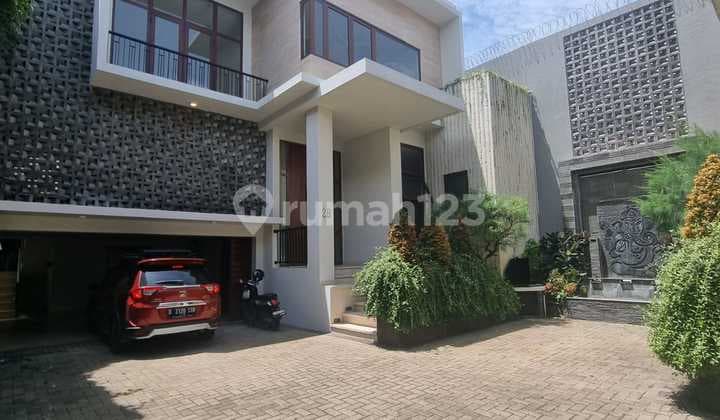 Luxury Tropical House Inside Exclusive Townhouse Kemang Jakarta Selatan.