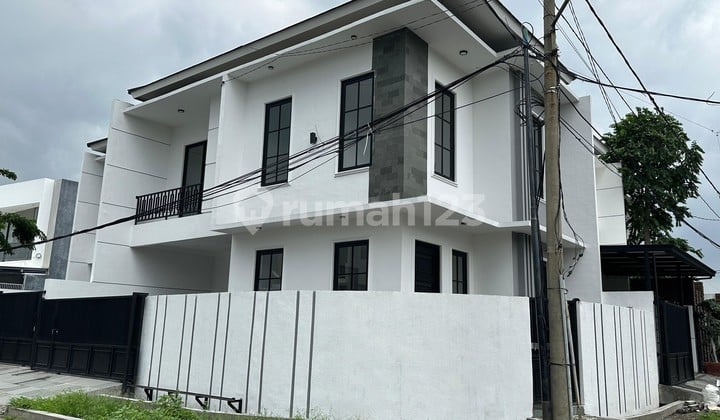 Rumah Baru Minimalis Hook di Araya Dekat Manyar dan Pakuwon City