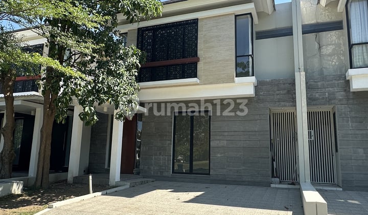 Lake View House in Northwest Park, Lake, Hill, Central Citraland Lake View House in Northwest Park, Lake, Hill, Central Citraland