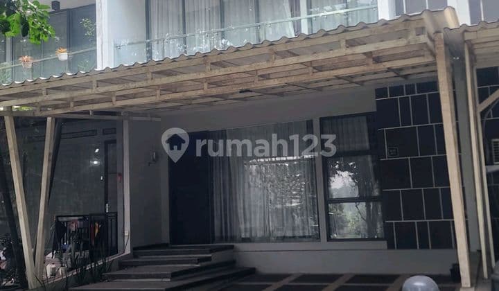 Jual Cepat Rumah Luas,Semi Furnished dengan Bathtub Dekat Stasiun KRL BSD City