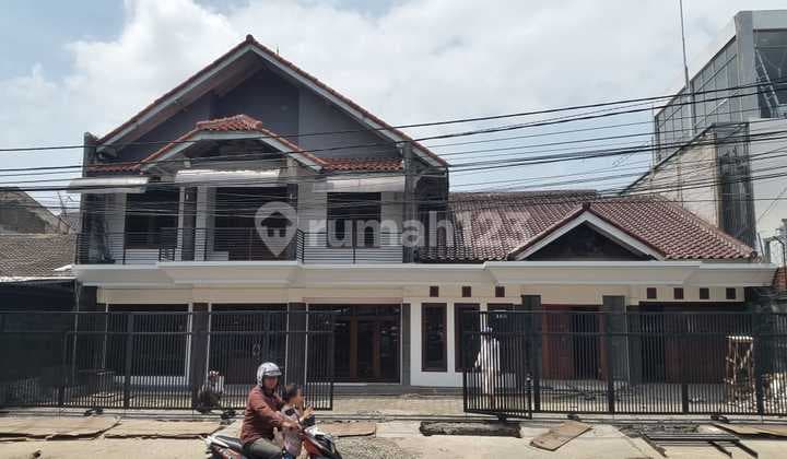 Spacious House Suitable for Business in Antapani, Bandung