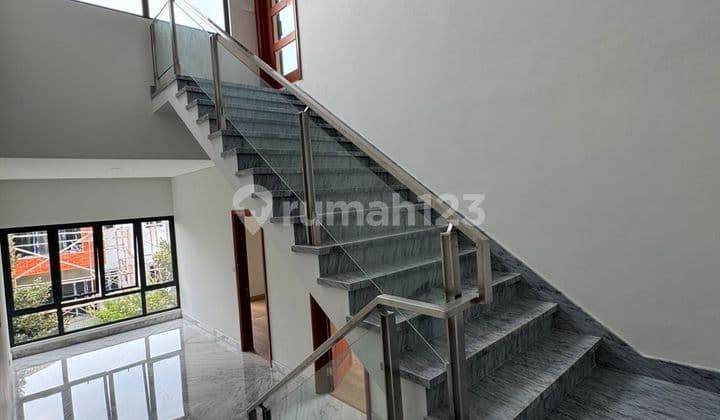 Rumah Baru Bangunan Mandiri Hoek 3 Lantai di Greenwichpark Bsd City di Lengkapi Club House di Dalam Kawasan, Bsd City