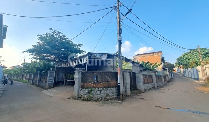 For rent: corner lot, accessible for 1 car/truck, suitable for warehouse/workshop, located on the outskirts of Bintaro near the station.