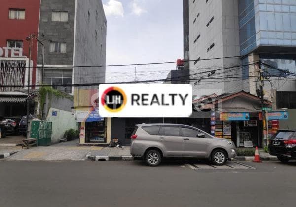 RUMAH TUA Lokasi Strategis Dekat ke Jalan Raya daerah Grogol, Jakarta Barat