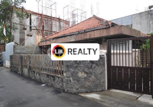 RUMAH TUA Hitung Tanah Dekat ke Jalan Raya daerah Grogol, Jakarta Barat RUMAH TUA Hitung Tanah Dekat ke Jalan Raya daerah Grogol, Jakarta Barat