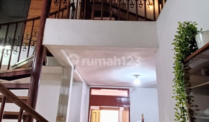 Dijual Cepat Rumah Halaman Luas Dengan Atmosfer Kampung Yang Tenang, di Tengah Keramaian Kota di Daerah Condet