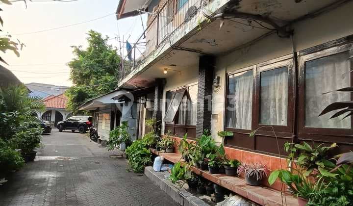 Rumah di Pinggir Jalan Besar Salemba