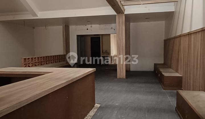 Ruang Usaha Pinggir Jalan Lebar di Tebet
