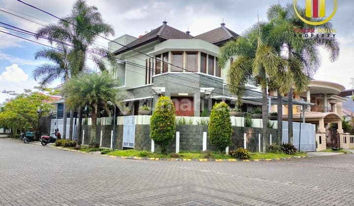 Luxury marble building hook house in Batununggal facing the park