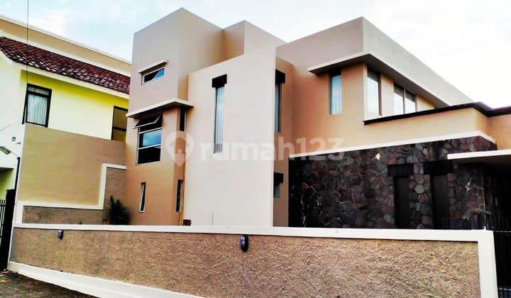 Ready-to-live plus furnished house in Cigadung.