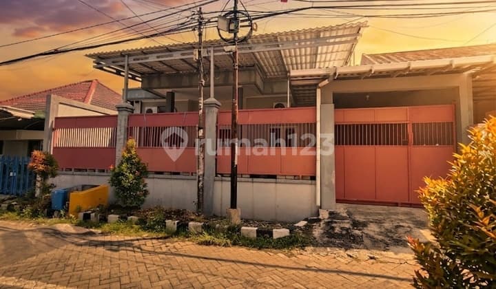 Sell House Bhaskarasari Surabaya, can be built as a boarding house, close to Uwikar, ITS, Muhammadiyah, Unair campuses.