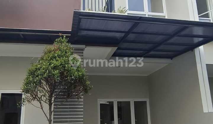 Rumah 2 lantai unit pojokan Carport 2 Mobil 4 kamar tidur Kpr 0