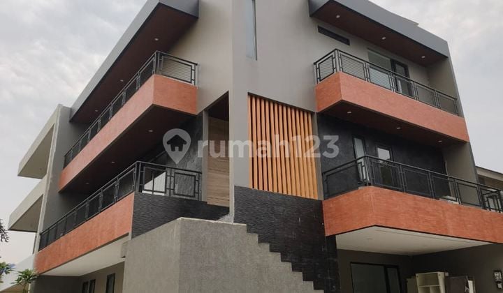 Rumah Brand New Private Lift Dekat Sport Club di Sutera Feronia Park - Alam Sutera